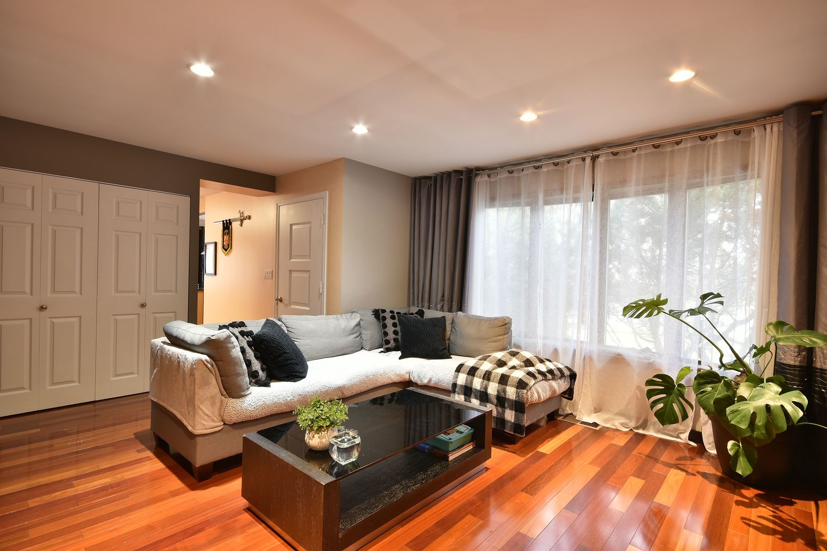 632 Merle Lane Wheeling, IL 60090 - Photo 18 of 46 a living room with furniture and a potted plant