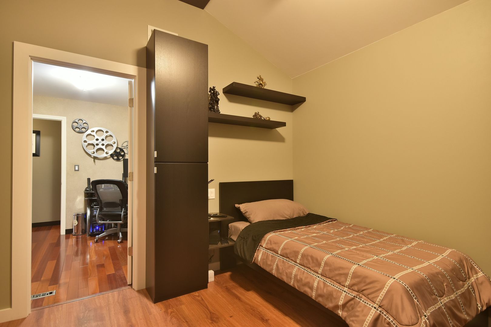 632 Merle Lane Wheeling, IL 60090 - Photo 26 of 46 a bedroom with a bed and a walk in closet