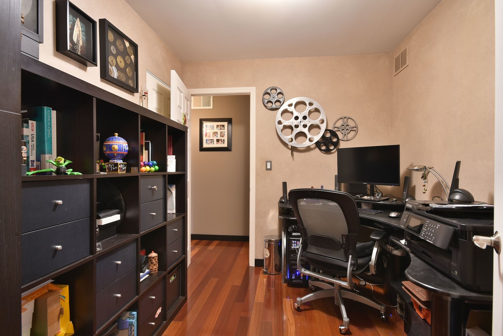 632 Merle Lane Wheeling, IL 60090 - Photo 27 of 46 a living room with furniture and a flat screen tv