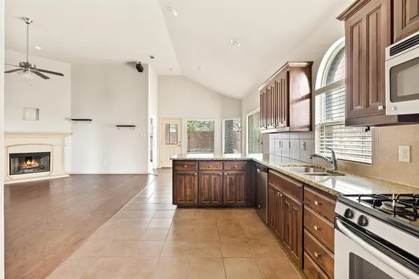 $2,200 | 6669 Friendsway Drive, Fort Worth, TX 76137