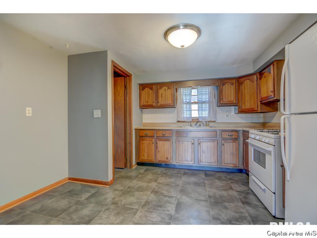 911 Rutledge Street Pawnee, IL 62558 - Photo 11 of 36
