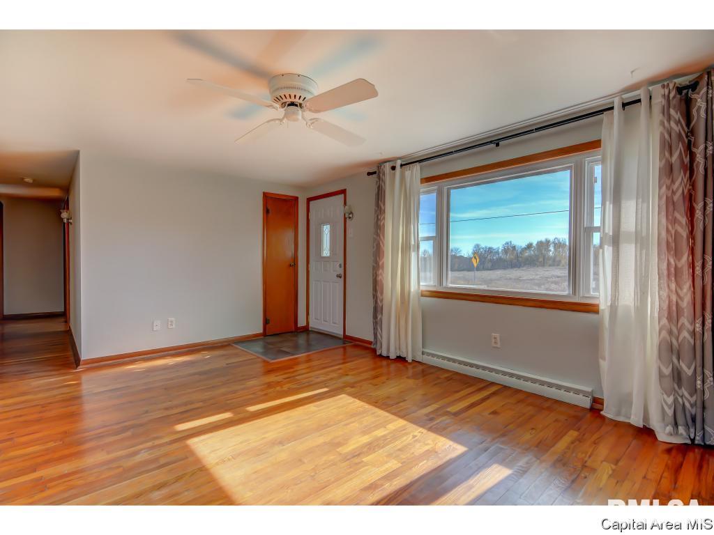 911 Rutledge Street Pawnee, IL 62558 - Photo 4 of 36