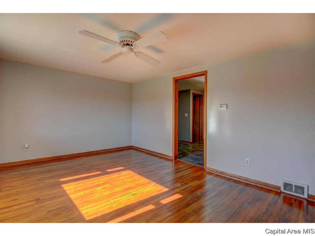 911 Rutledge Street Pawnee, IL 62558 - Photo 7 of 36
