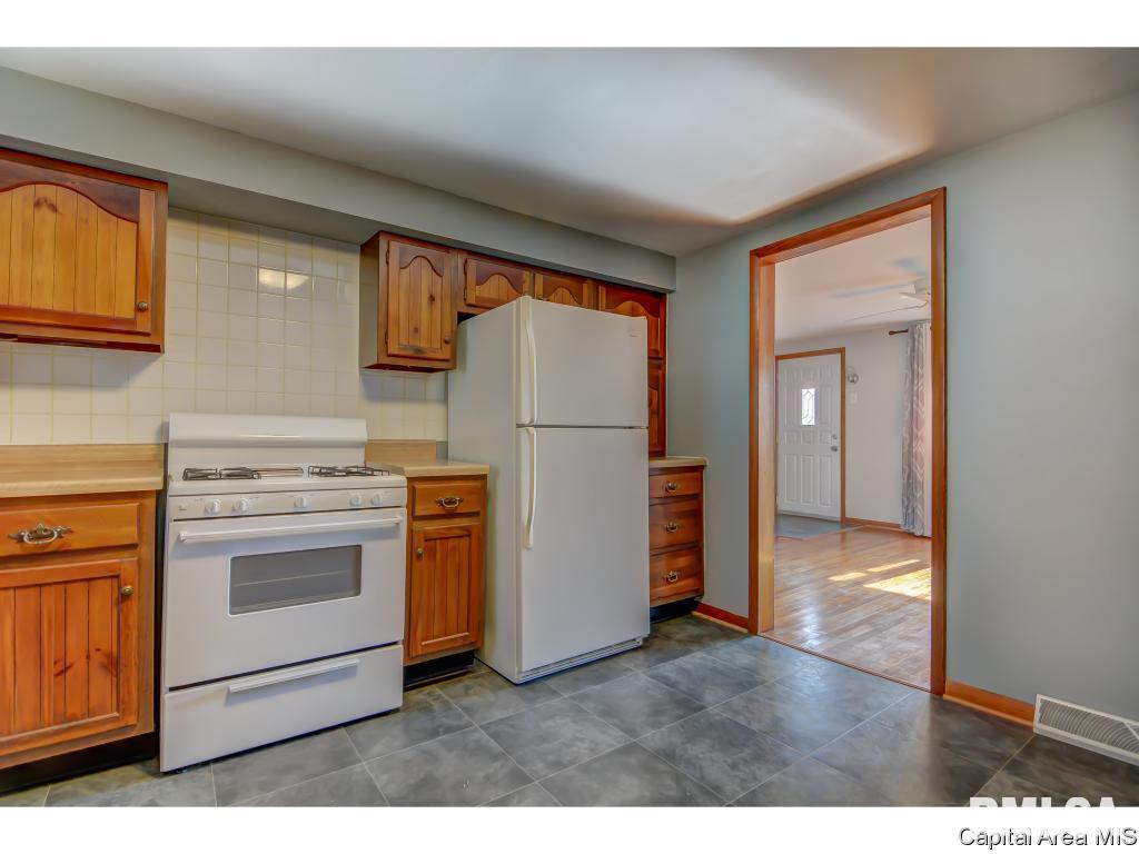 911 Rutledge Street Pawnee, IL 62558 - Photo 8 of 36