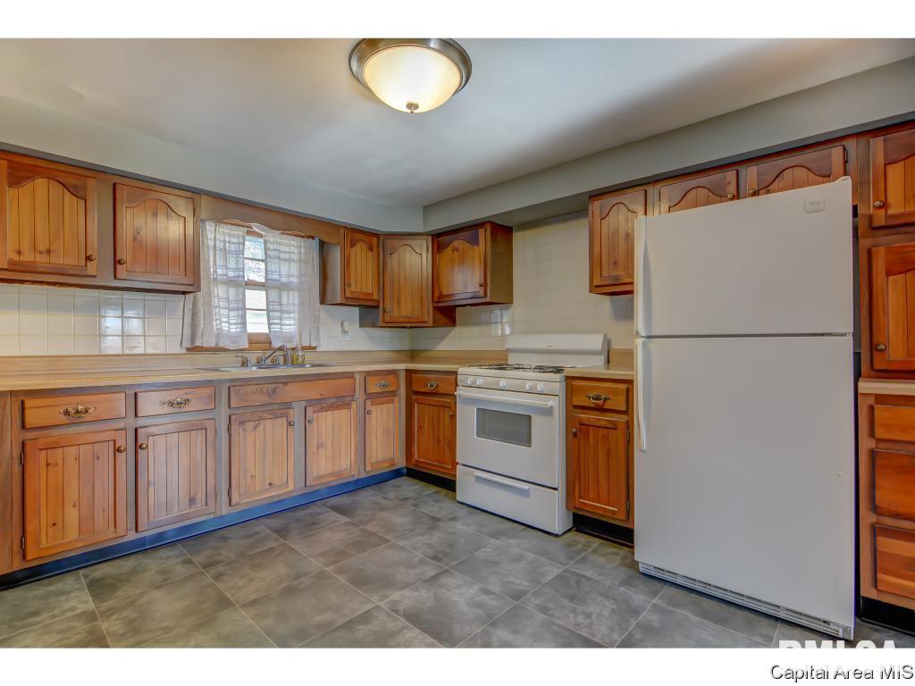 911 Rutledge Street Pawnee, IL 62558 - Photo 9 of 36