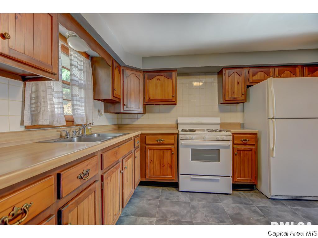911 Rutledge Street Pawnee, IL 62558 - Photo 10 of 36