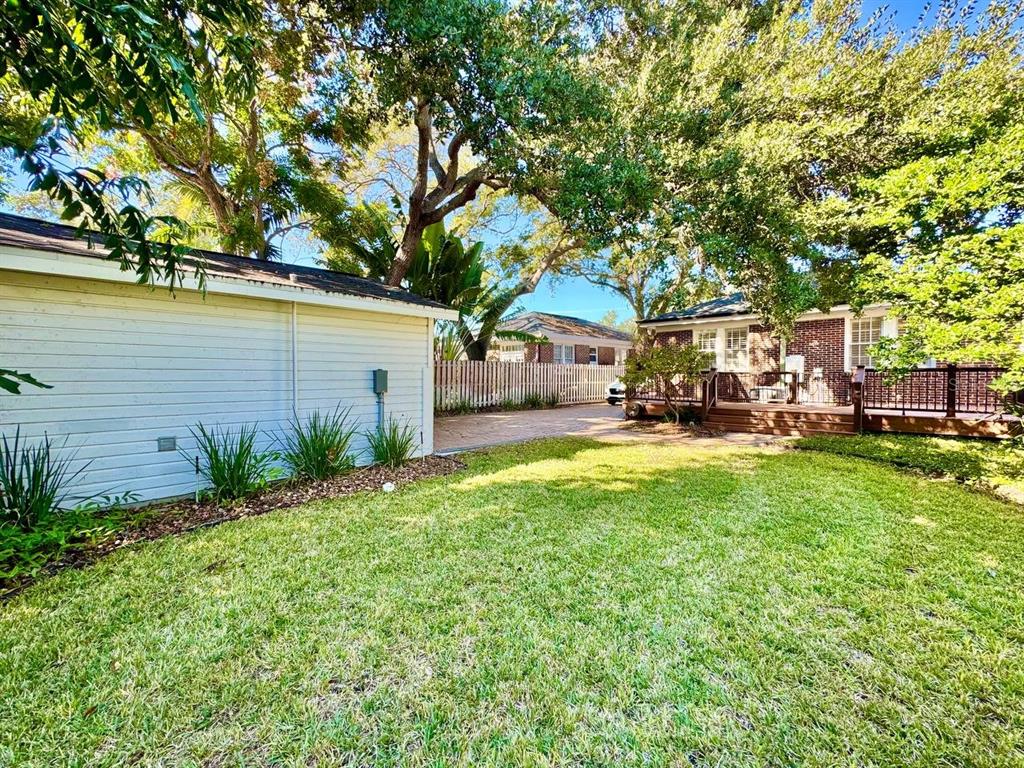 3112 West Palmira Avenue Tampa, FL 33629 - Photo 33 of 37 a front view of a house with garden