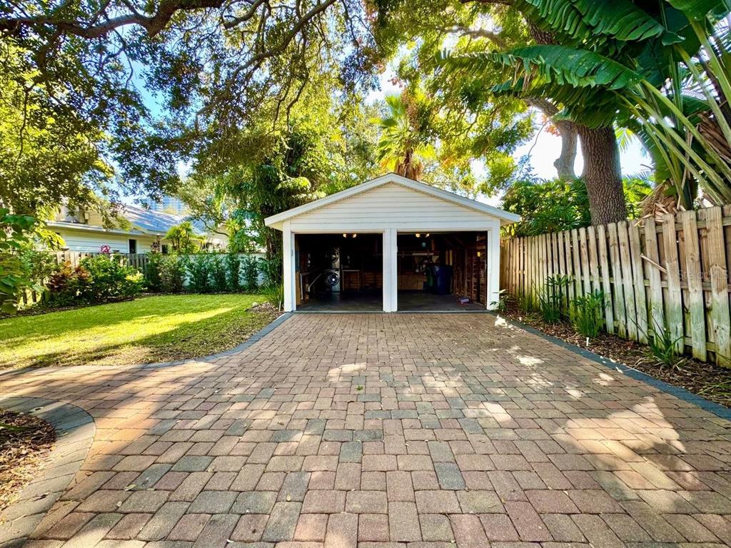 3112 West Palmira Avenue Tampa, FL 33629 - Photo 35 of 37 a front view of a house with garden