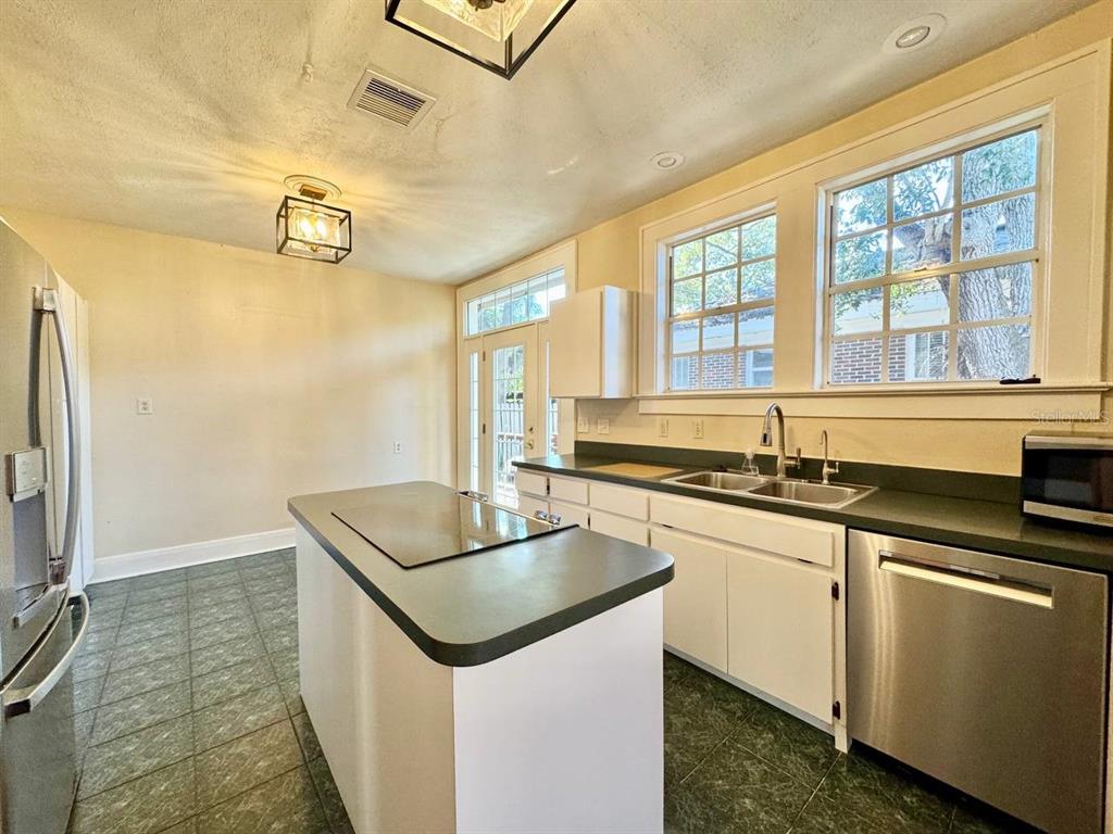 3112 West Palmira Avenue Tampa, FL 33629 - Photo 10 of 37 a kitchen that has a sink and a stove in it