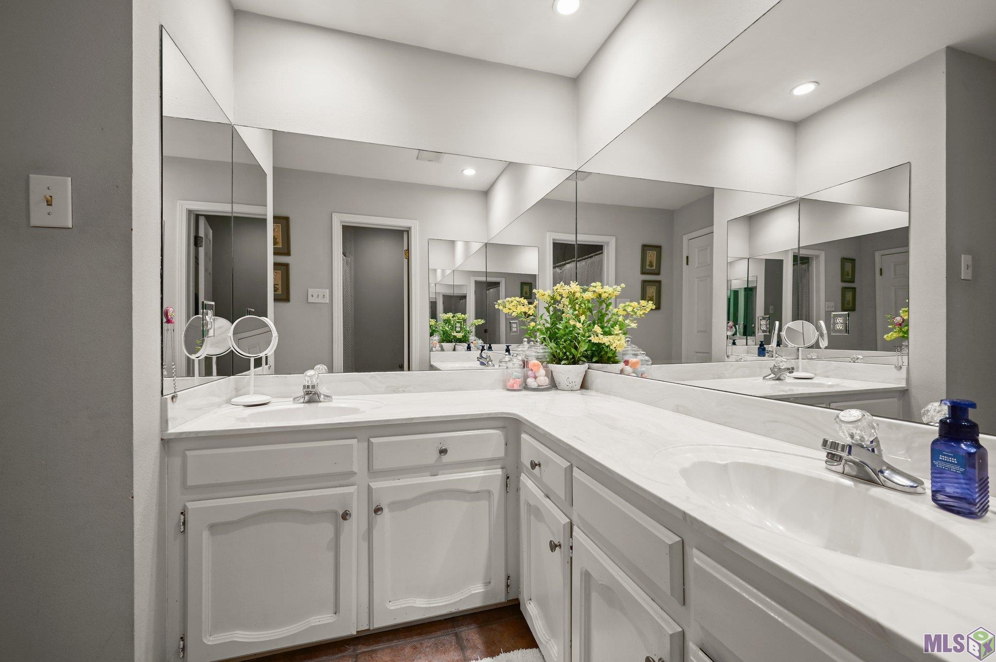 7726 Lew Hoad Avenue Baton Rouge, LA 70810 - Photo 26 of 36 Hall Bathroom
