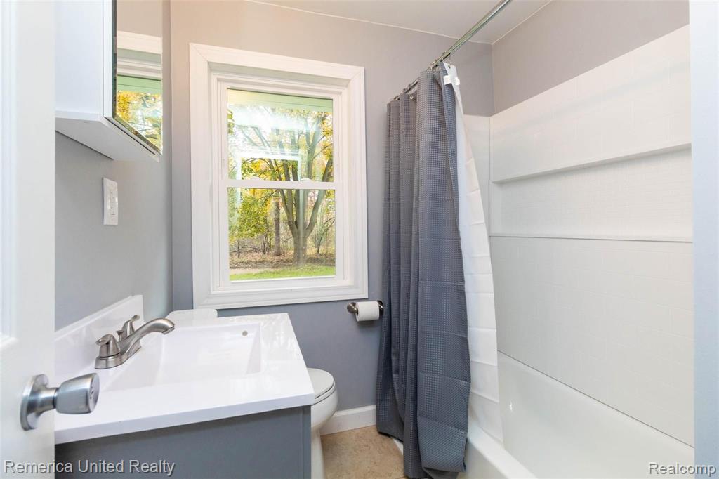 5585 Halsted Road West Bloomfield, MI 48322 - Photo 24 of 37