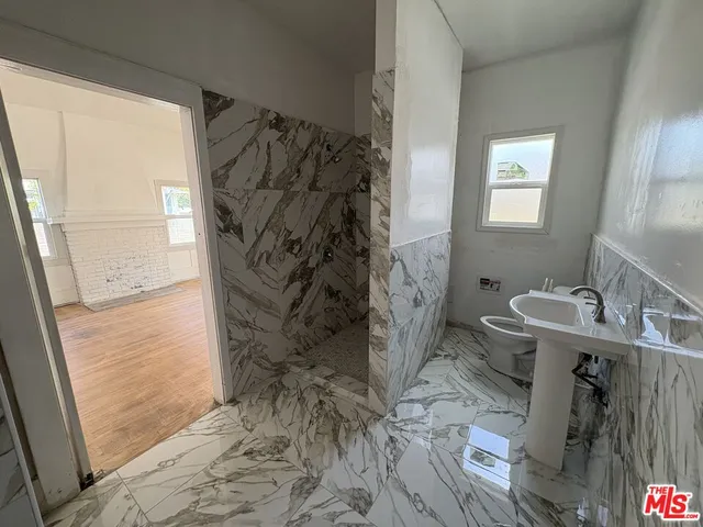 $1,599,000 | 2320 West 25th Street, Los Angeles, CA 90018