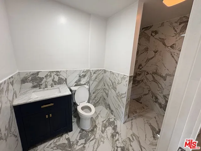 $1,599,000 | 2320 West 25th Street, Los Angeles, CA 90018