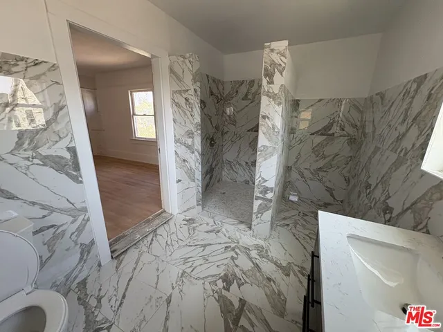 $1,599,000 | 2320 West 25th Street, Los Angeles, CA 90018