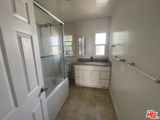 $1,599,000 | 2320 West 25th Street, Los Angeles, CA 90018