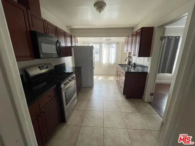 $1,599,000 | 2320 West 25th Street, Los Angeles, CA 90018