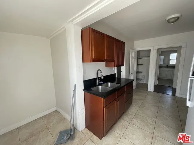 $1,599,000 | 2320 West 25th Street, Los Angeles, CA 90018