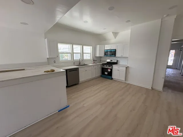 $1,599,000 | 2320 West 25th Street, Los Angeles, CA 90018