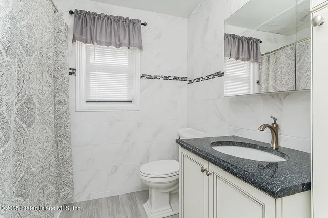 $879,000 | 141 North Pine Terrace | Annadale