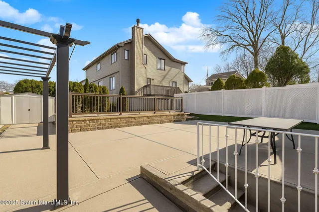 $879,000 | 141 North Pine Terrace | Annadale