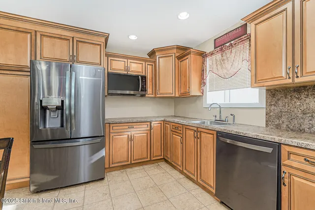 $879,000 | 141 North Pine Terrace | Annadale