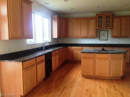 4471 Hillside Drive Akron, OH 44321 - Photo 5 of 25 Huge kitchen, Granite counters, tons of cabinet space. Plus walk in pantry too!