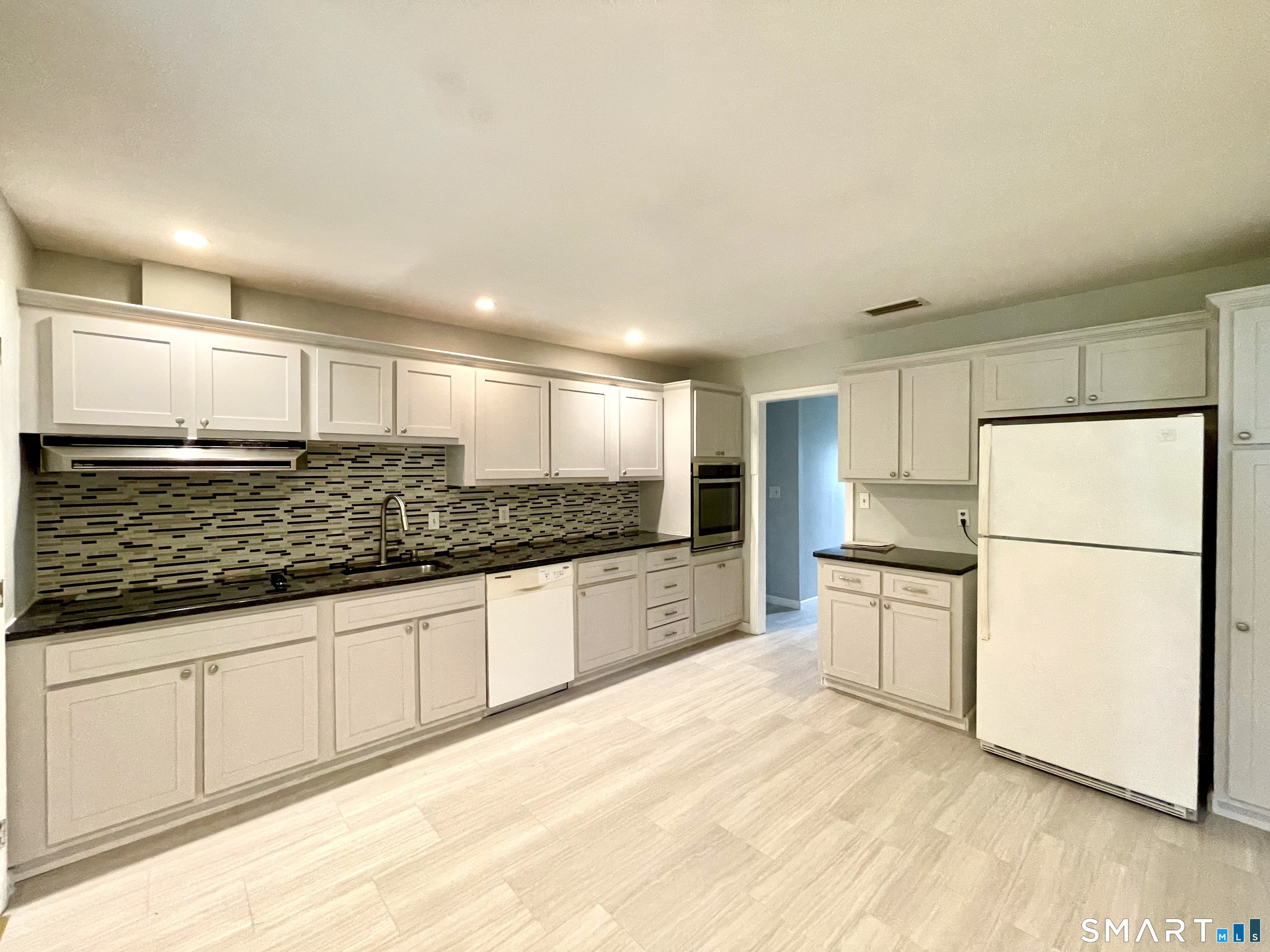 35 Woodmont Road West Hartford, CT 06117 - Photo 13 of 29