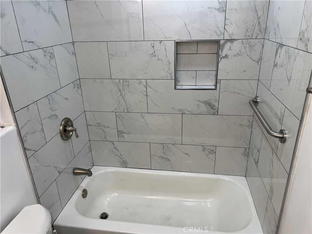 6952 Coolidge Avenue Riverside, CA 92506 - Photo 6 of 20 a bathroom with a bathtub