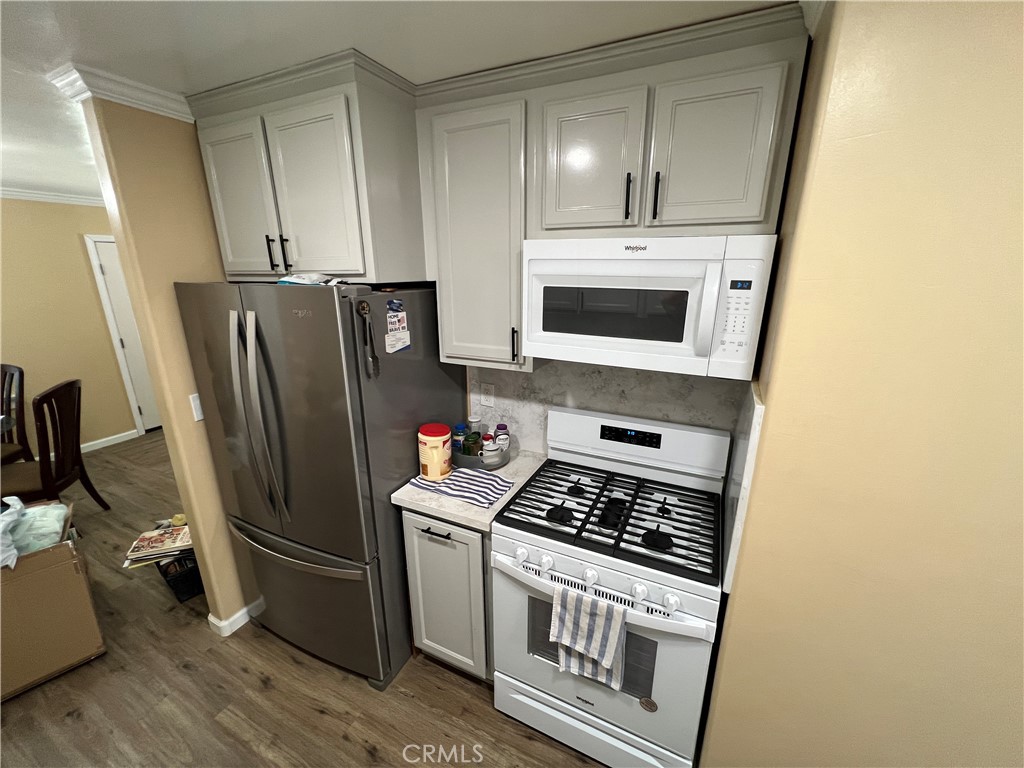 6952 Coolidge Avenue Riverside, CA 92506 - Photo 9 of 20 a kitchen with a stove a microwave and a refrigerator