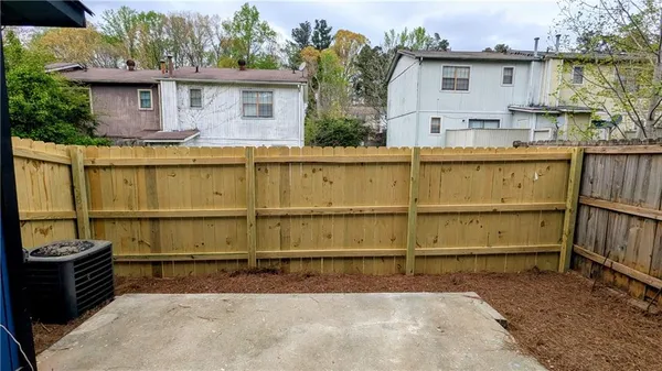a view of a backyard