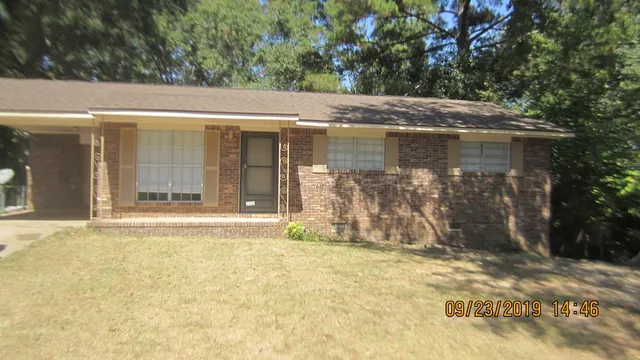 a view of a entrance gate of the house