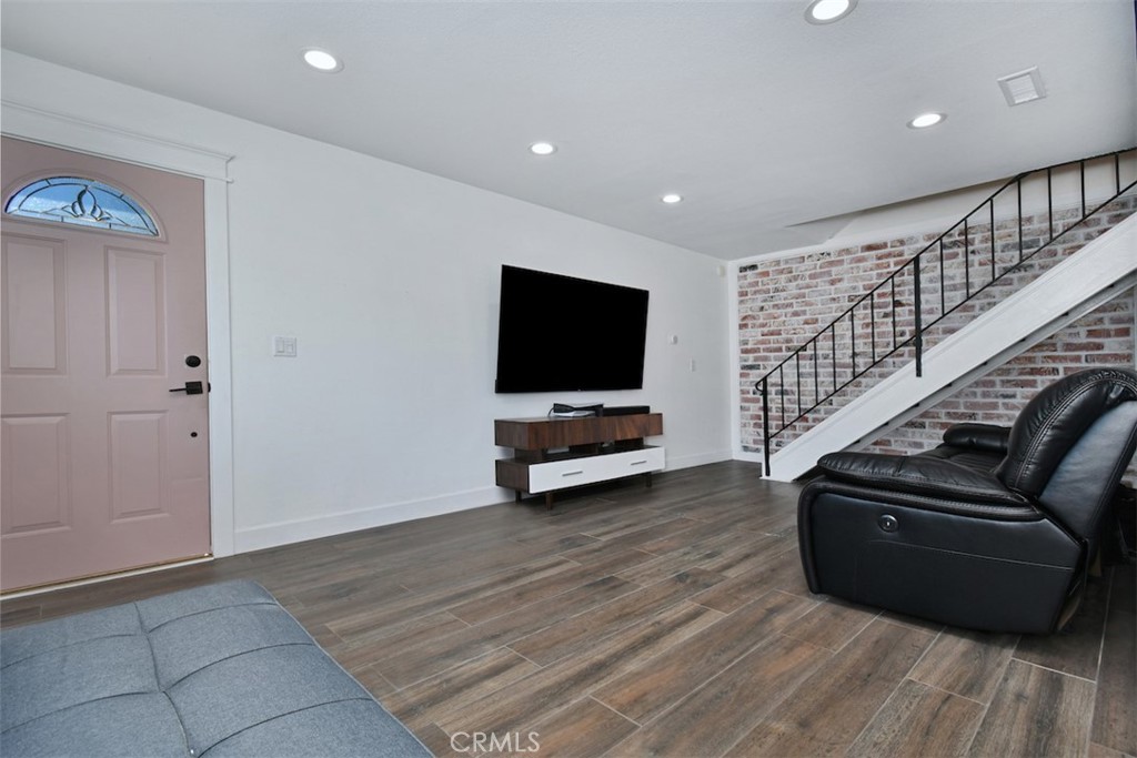 28159 Robin Avenue Saugus, CA 91350 - Photo 4 of 39