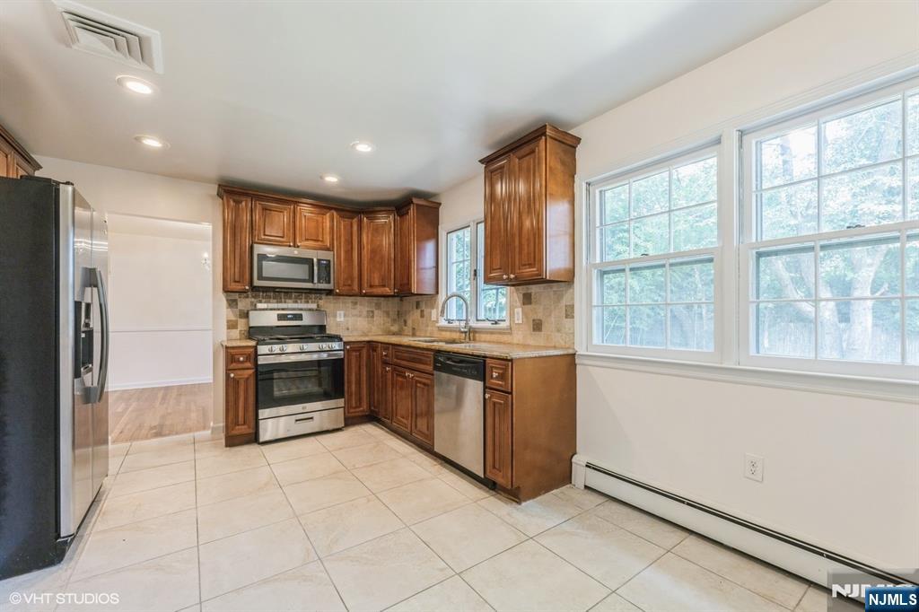 275 Taft Court Paramus, NJ 07652 - Photo 18 of 40
