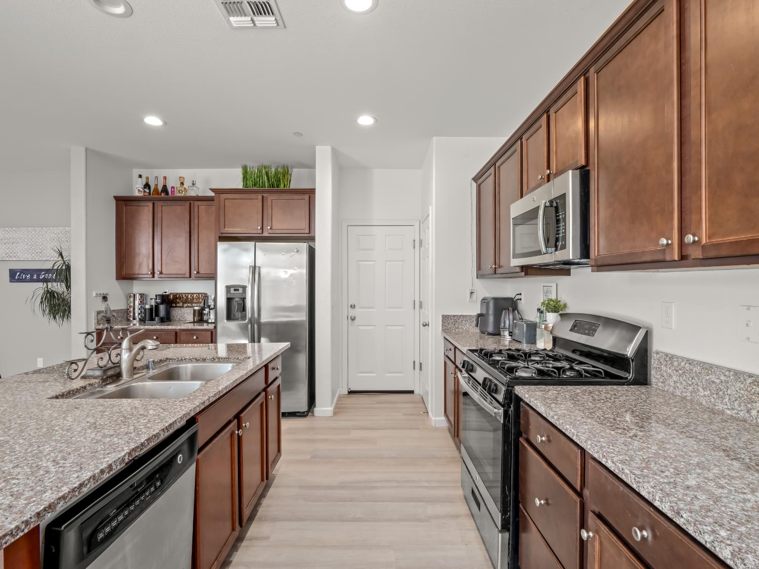 1359 Tevin Way Madera, CA 93637 - Photo 8 of 36 Gallery Image 8
