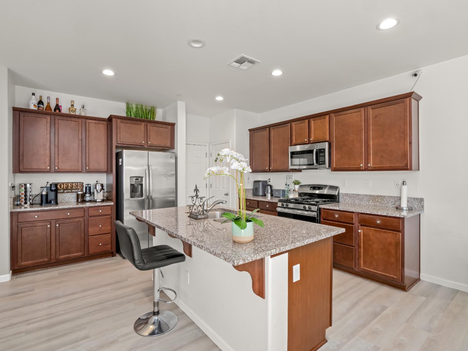 1359 Tevin Way Madera, CA 93637 - Photo 9 of 36 Gallery Image 9