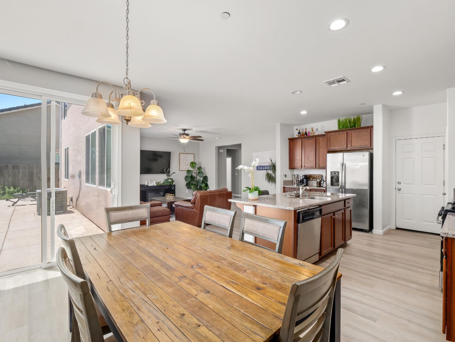 1359 Tevin Way Madera, CA 93637 - Photo 10 of 36 Gallery Image 10