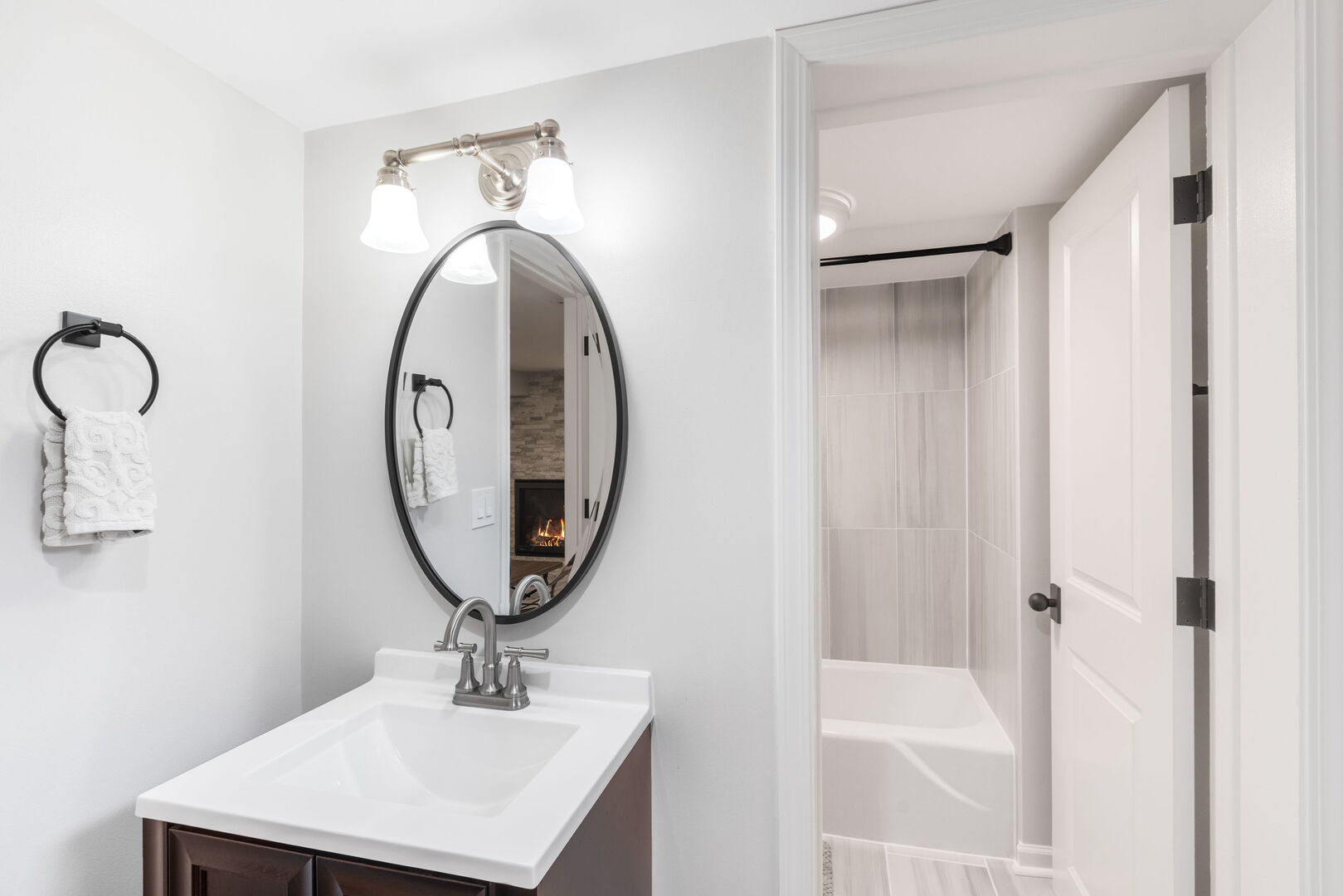640 South Grove Avenue Barrington, IL 60010 - Photo 17 of 24 a bathroom with a sink a mirror and a shower