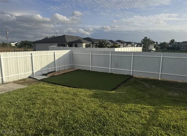 a view of a backyard