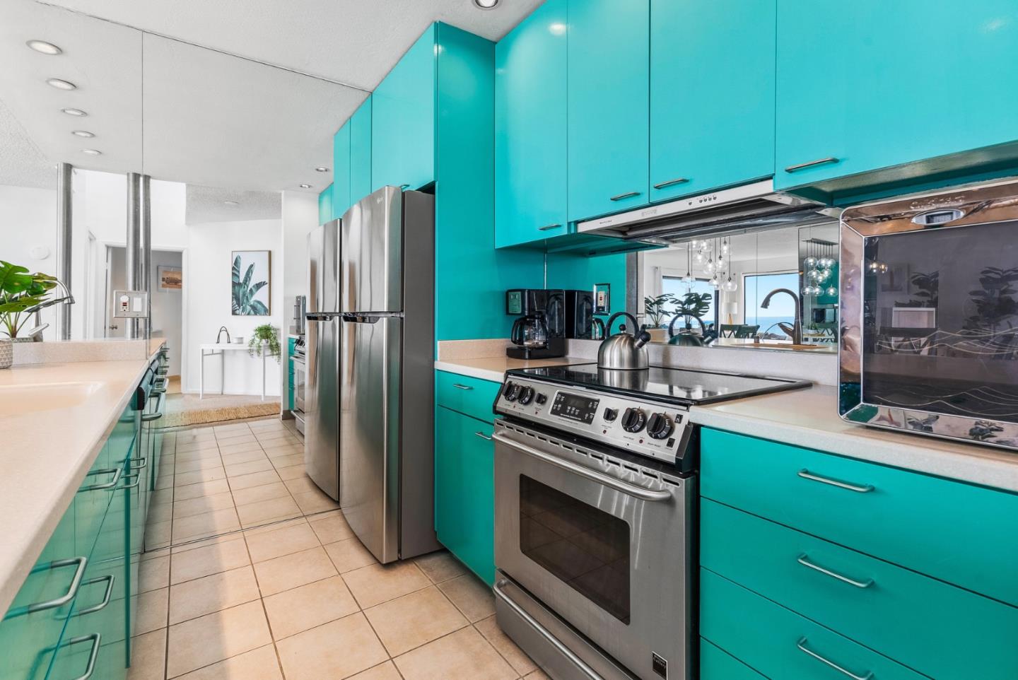 101 Shell Road, Unit 32 Watsonville, CA 95076 - Photo 20 of 44 a kitchen with a stove and a refrigerator