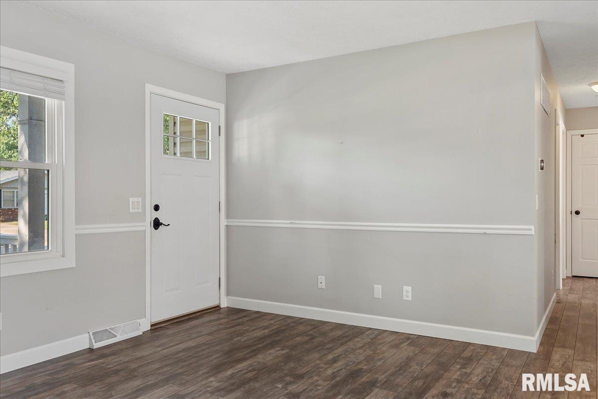 2921 Selkirk Road Springfield, IL 62702 - Photo 7 of 36