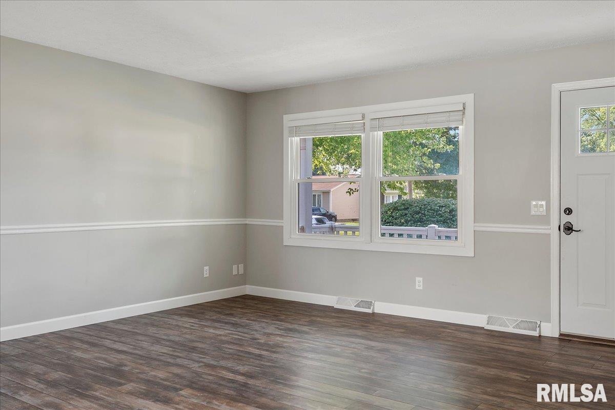 2921 Selkirk Road Springfield, IL 62702 - Photo 8 of 36