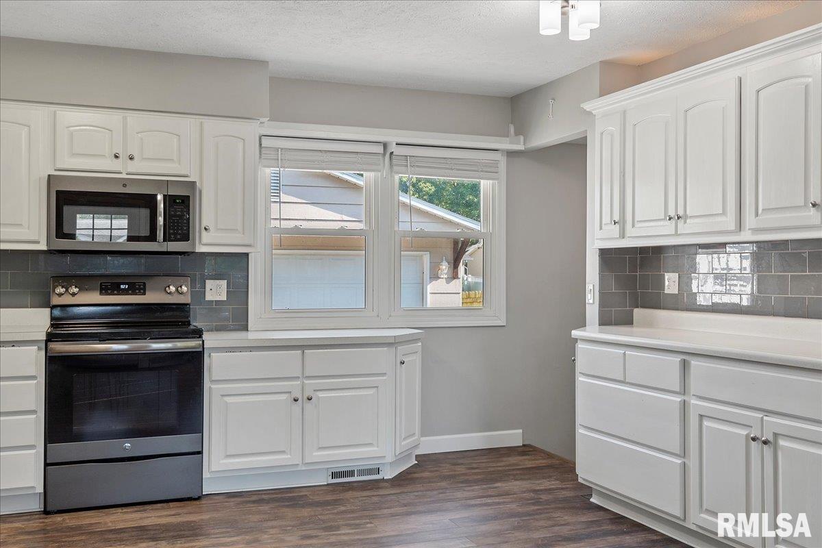 2921 Selkirk Road Springfield, IL 62702 - Photo 9 of 36