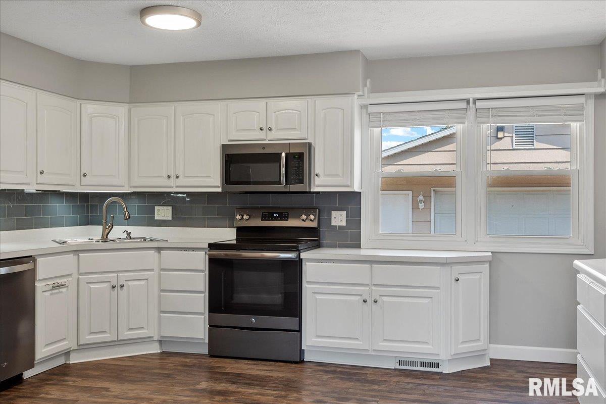 2921 Selkirk Road Springfield, IL 62702 - Photo 10 of 36