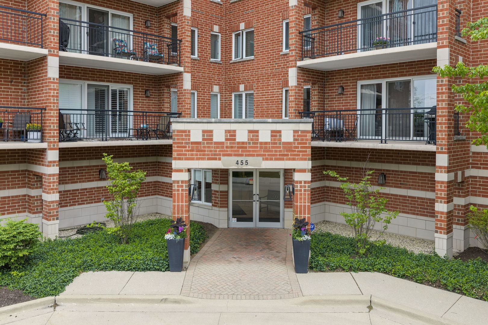 455 West Front Street, Unit 201 Wheaton, IL 60187 - Photo 2 of 41