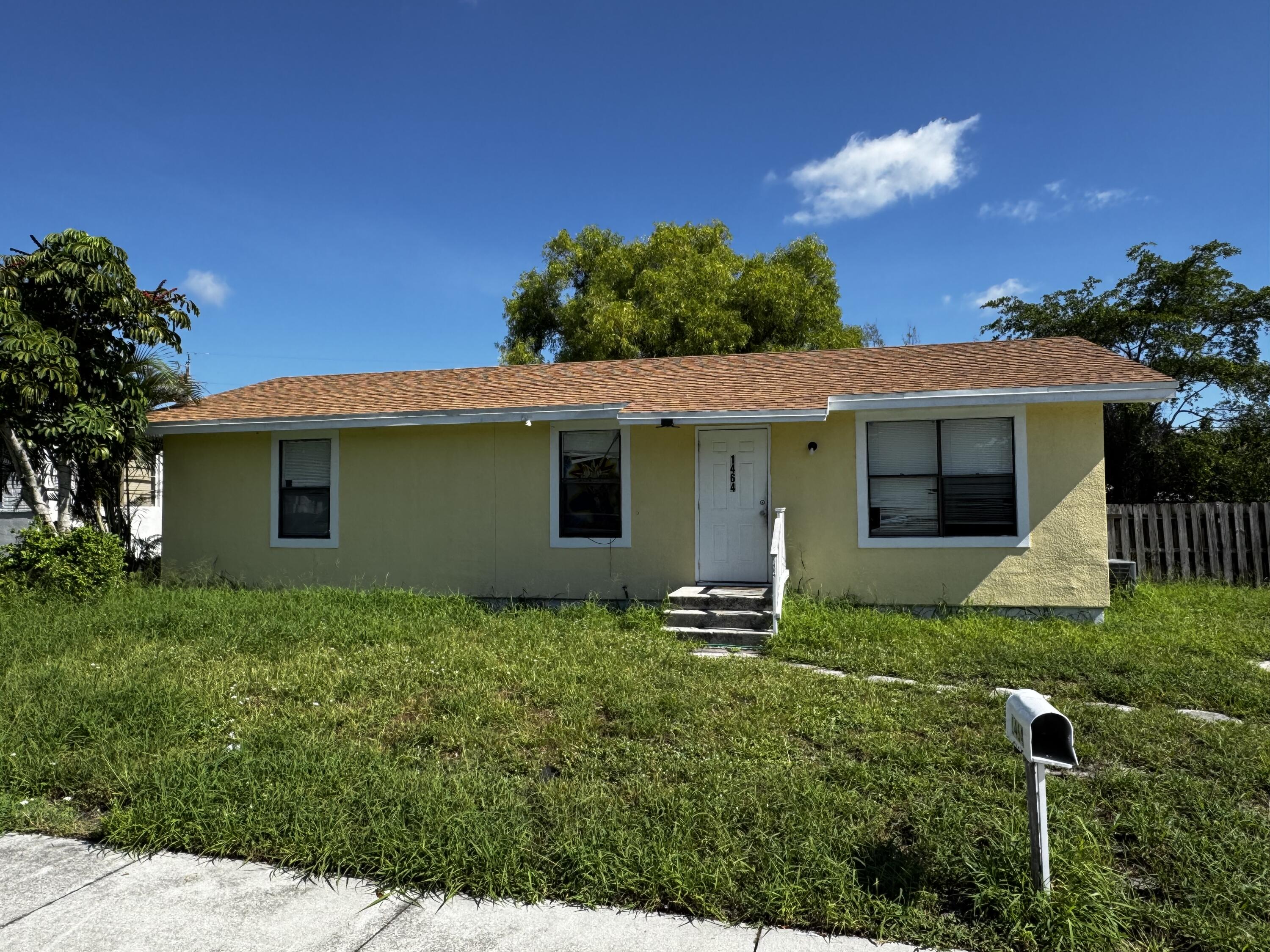 a view of a house with backyard and garden