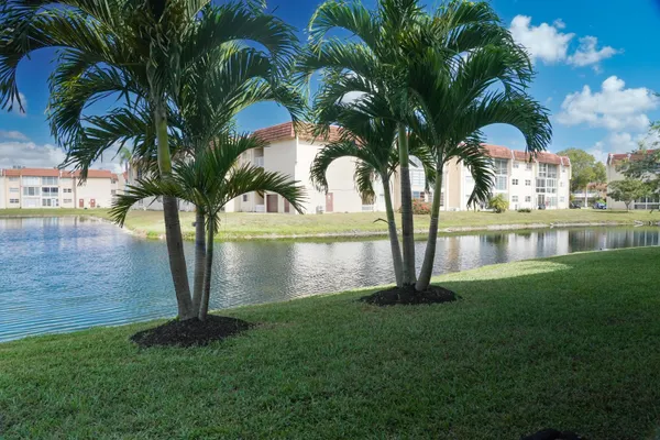 $98,500 | 8901 Sunrise Lakes Boulevard, Unit 105, Sunrise, FL 33322