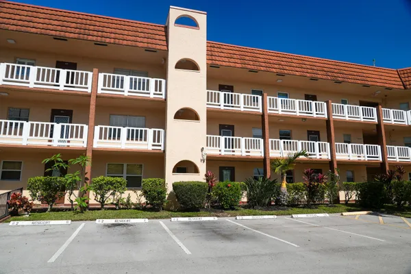 $98,500 | 8901 Sunrise Lakes Boulevard, Unit 105, Sunrise, FL 33322