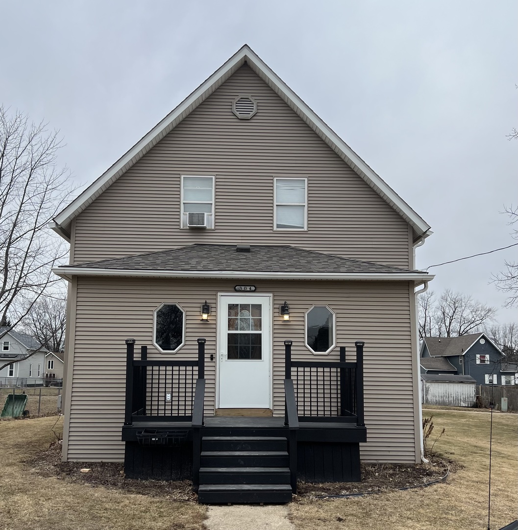 304 South 3rd Street Kirkland, IL 60146 - Photo 2 of 16 a front view of a house with a garden