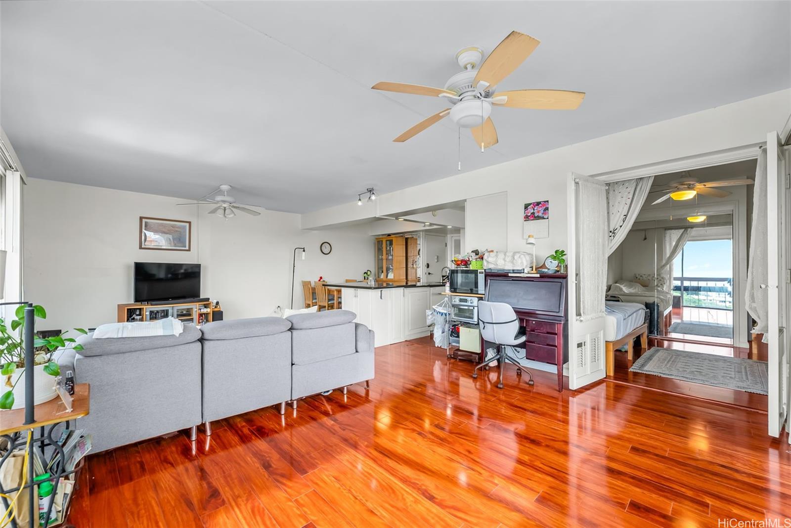 1022 Prospect Street, Unit 902B Honolulu, HI 96813 - Photo 11 of 25 a living room with furniture and wooden floor