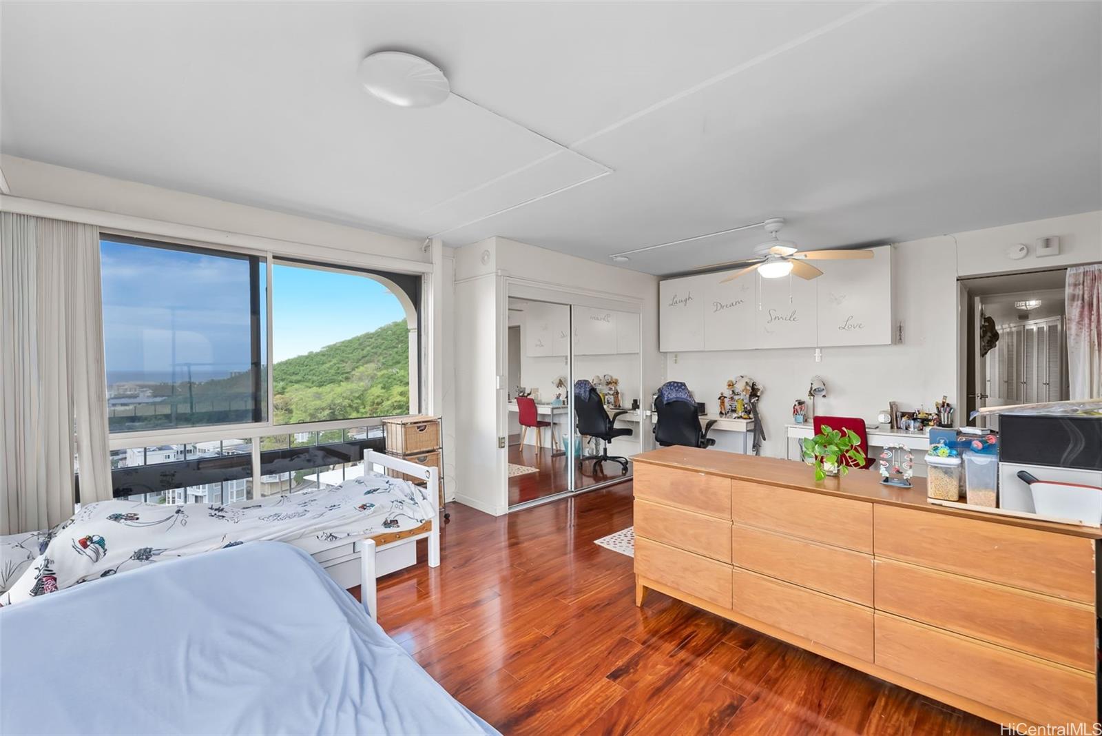 1022 Prospect Street, Unit 902B Honolulu, HI 96813 - Photo 19 of 25 a living room with furniture and a large window